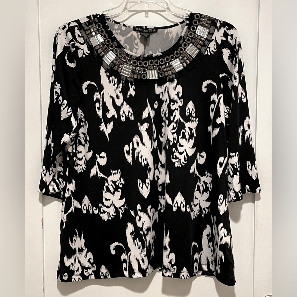 ☀️2/$20 Suzie In The City Woman’s Studded Bejeweled Scoop Neckline Blouse | 2X